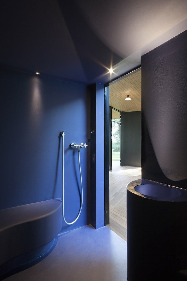 Dampfbad Wellness Dampfsauna blaue Wandgestaltung puristisch und modern