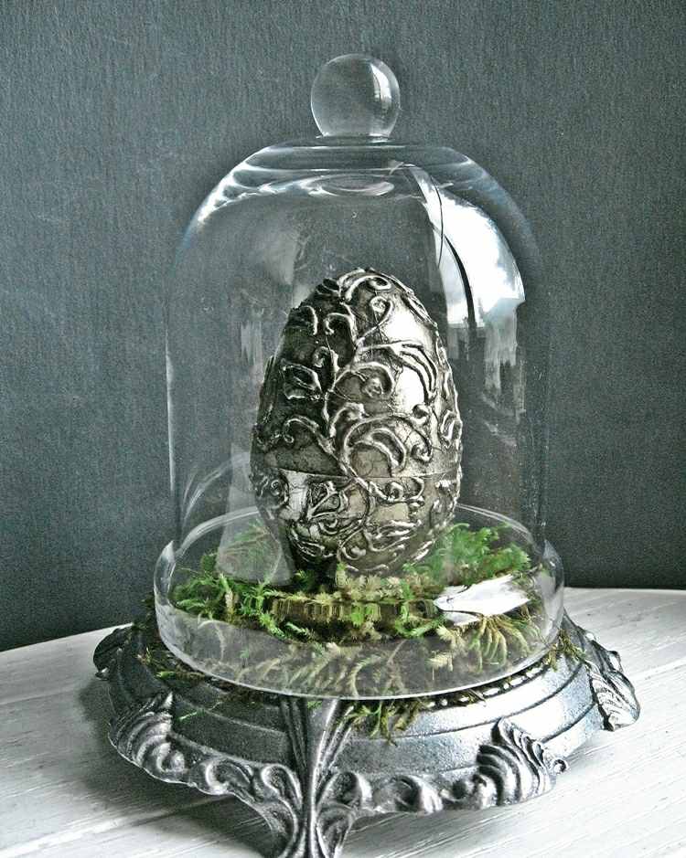 Drachenei im Nest aus Moos in einer Glasglocke