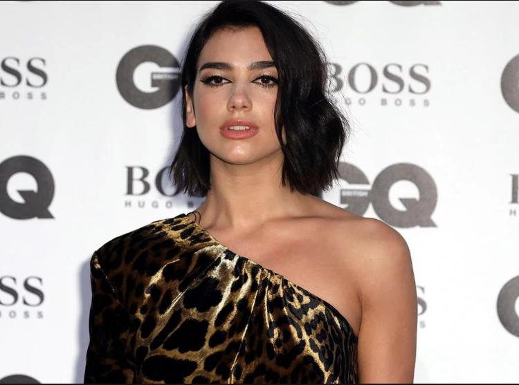 Dua Lipa trägt 2019 einen kurzen Bob und tiefschwarze Haare