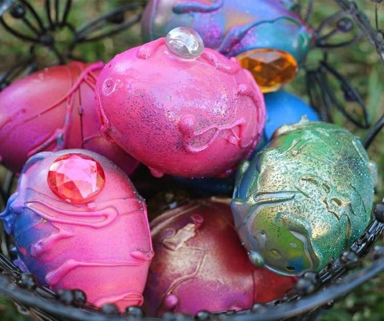 Eier dekorieren mit Glitzersteinen und Metallic-Farbe