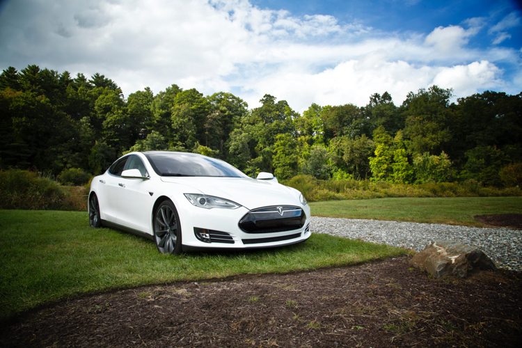 Elektroantrieb für Autos als umweltfreundliche Alternative weißes Tesla Model S
