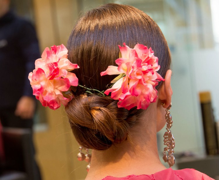Flamenco Tänzerin Frisur niedrig gebundener Dutt mit zwei Blumen