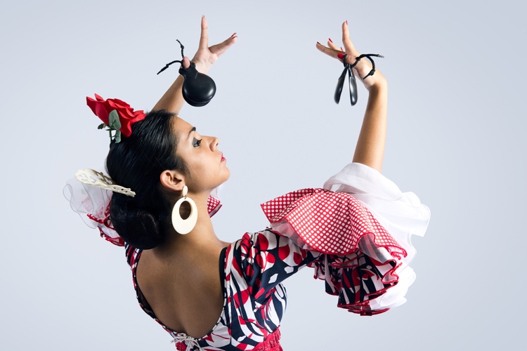 Flamenco Tänzerin Kostüm dazu große Ohrringe und Kastagnetten in den Händen