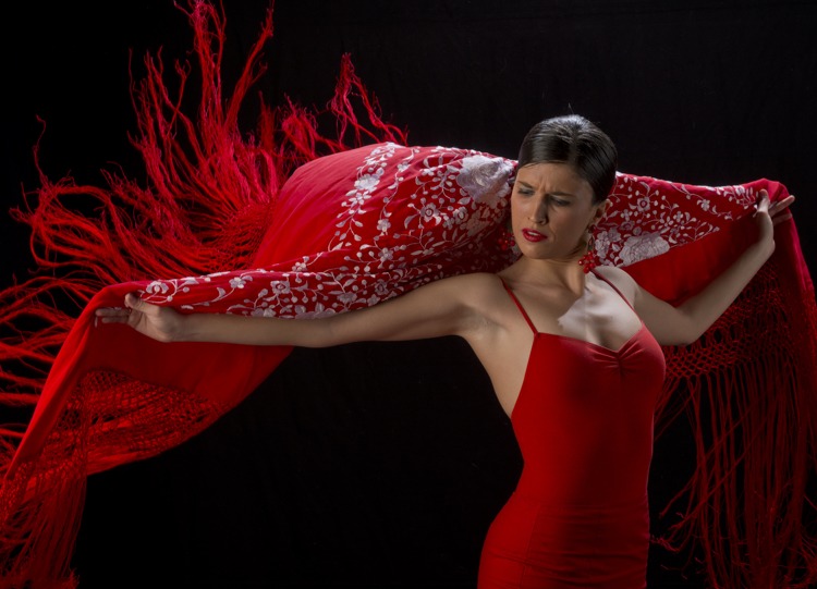 Flamenco Tänzerin mit rotem Kleid und Manton-Schal mit Fransen