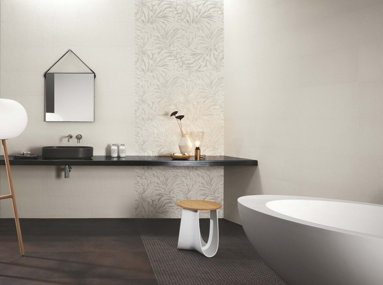 Fliesen mit Struktur weiße Wandfliesen ovale Badewanne modern