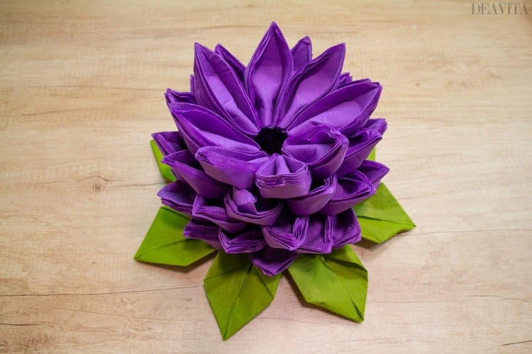 Große Lotusblume aus mehreren Servietten ideal für Partys Buffettisch