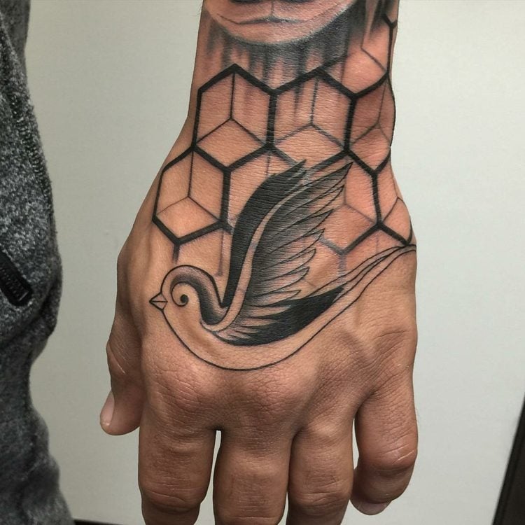 Hand Tattoo mit Schwalbe und Hexagon 3D Effekt