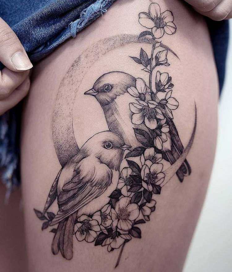 Idee für ein Vogel Tattoo auf dem Oberschenkel für Frauen mit Sichelmond und Blumen