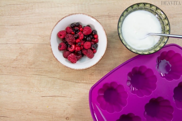 Joghurt Beeren Eis-Häppchen für Kinderparty zubereiten