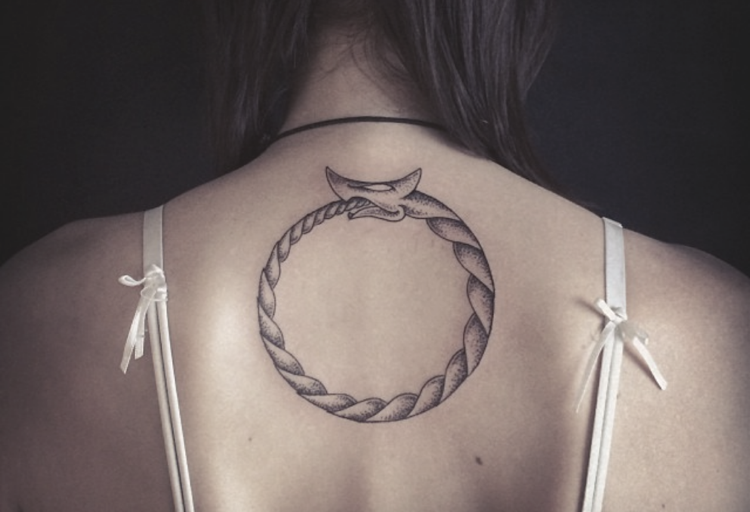 Jormungand Tattoo Wikinger Symbol am Rücken für Frau