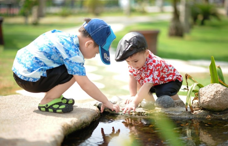 Kinder Allergie verhindern spielen am Teich ohne Mücken
