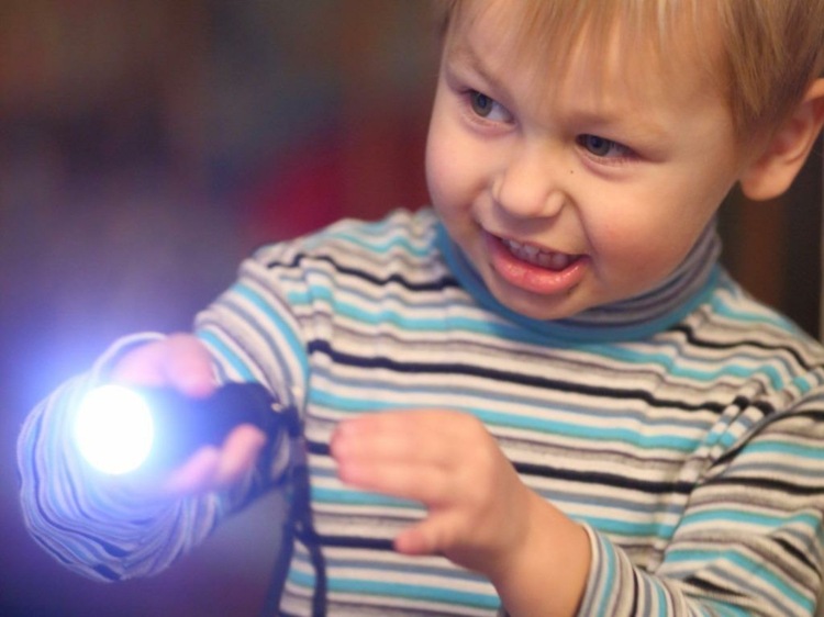 Kinderparty Spiele Verstecken und Fange spielen mit Taschenlampe