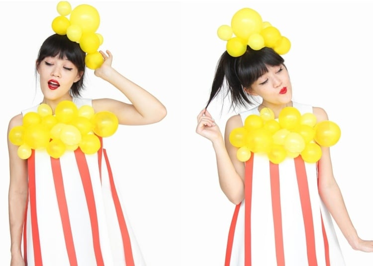 Kostüm Idee mit gelben Luftballons rote Streifen Damenkleid