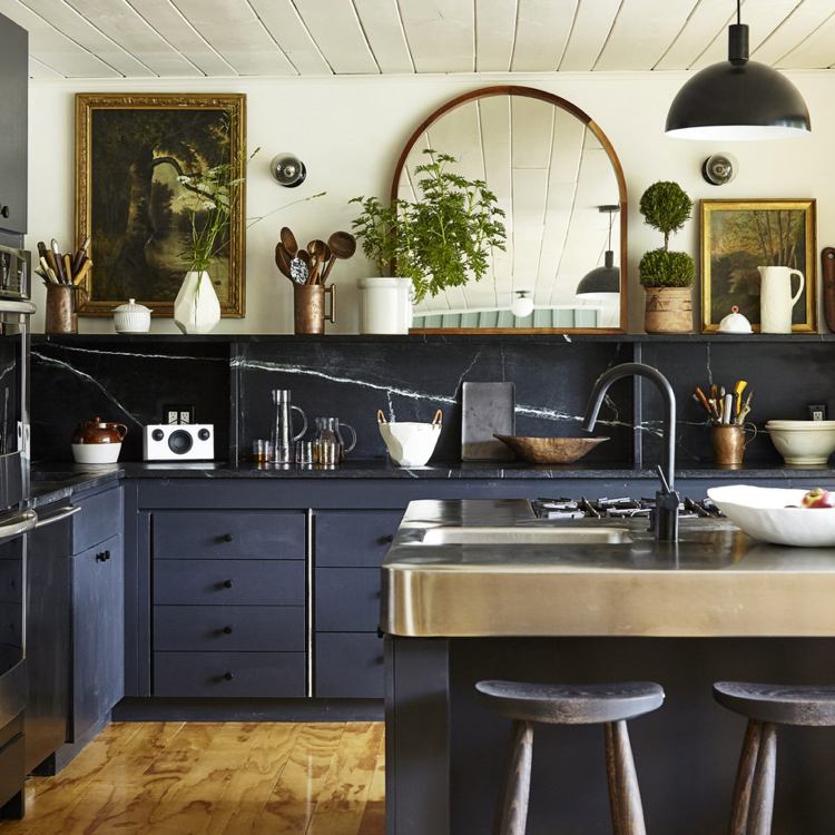 Küchentrends 2019 Landhausstil Mix dunkle Schränke dunkle Arbeitsplatte