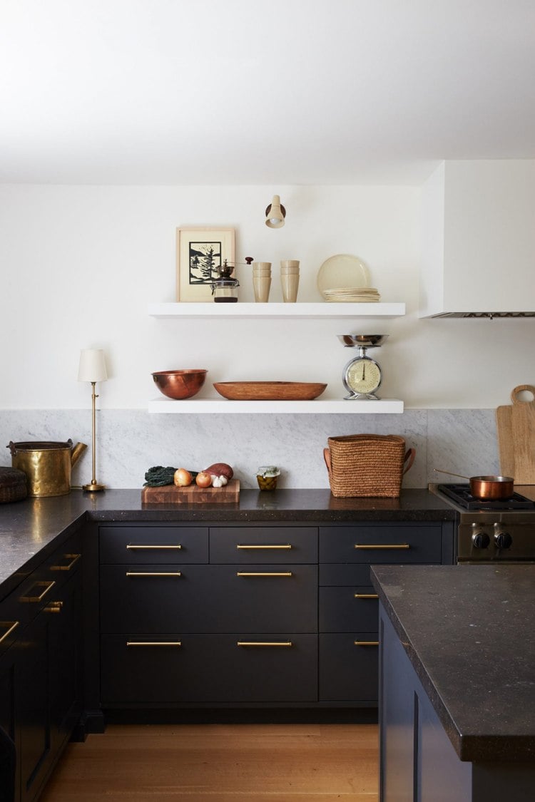 Küchentrends 2019 dunkle Arbeitsplatte dunkle Küchenschränke Granit Vollholz matte