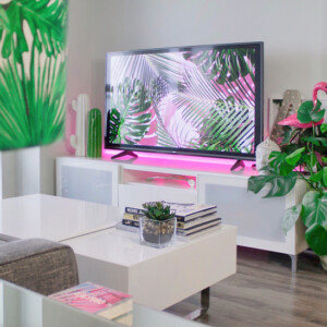 LED Streifen pink hinter Fernseher im Wohnzimmer am Sideboard geklebt