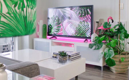 LED Streifen pink hinter Fernseher im Wohnzimmer am Sideboard geklebt