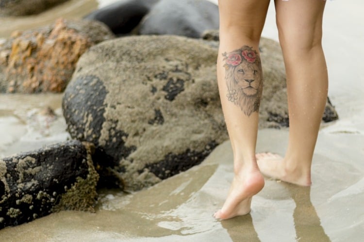 Löwen Tattoo für Frauen in 2D mit Blumen