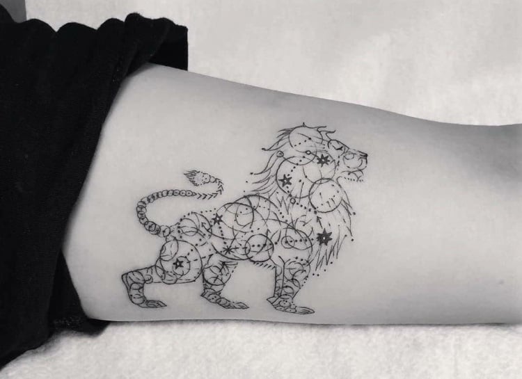 Löwen Tattoo geometrisch gestalten mit Kreisen und Sternkonstellation