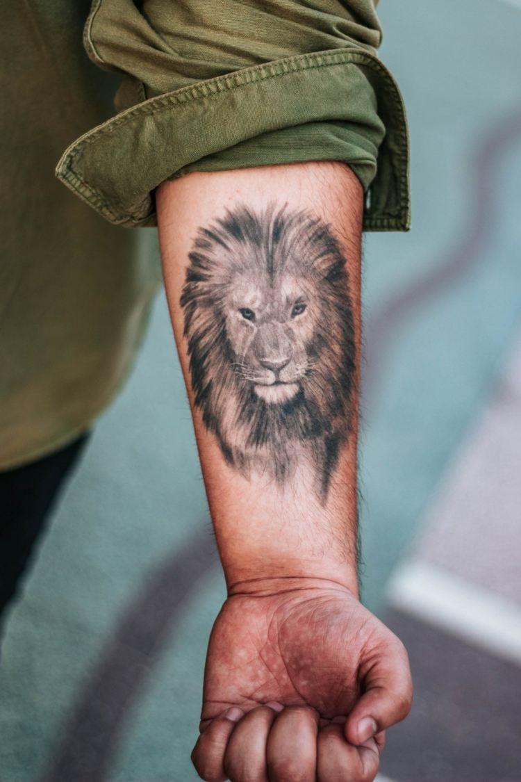 Löwen Tattoo im klassischen 2D für den Unterarm