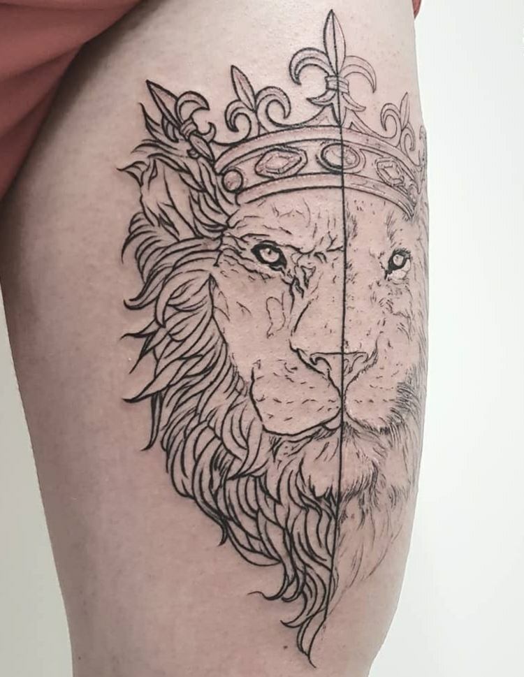 Löwen Tattoo mit Krone strahlt Macht aus symmetrische Linie