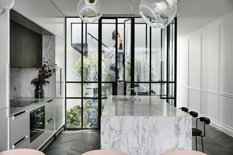 Marmor Arbeitsplatte für eine minimalistische Küche mit weißen Fronten