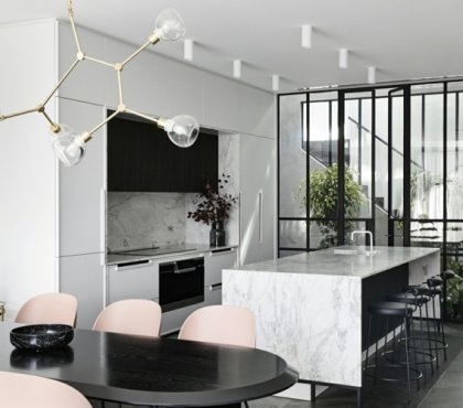 Marmor Arbeitsplatte in der Küche in Weiß-Grau mit Kücheninsel