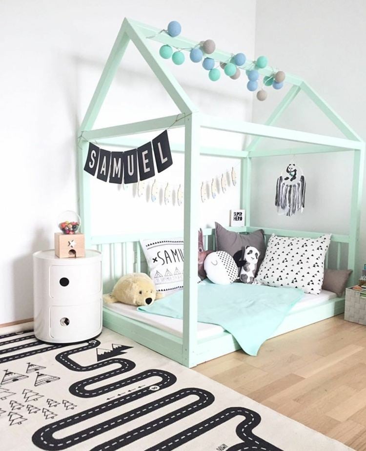 Montessori Kinderzimmer Schlafbereich in Mintgrün Bett bodennah bauen