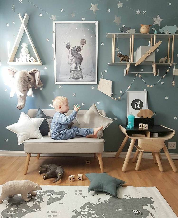 Montessori Kinderzimmer mit Tapete in Blau-Grün Sterne als Deko