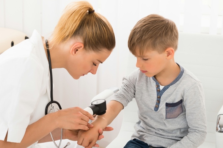 Mückenstiche behandeln Erwachsene und Kinder Arzt bei Allergie und Entzündung
