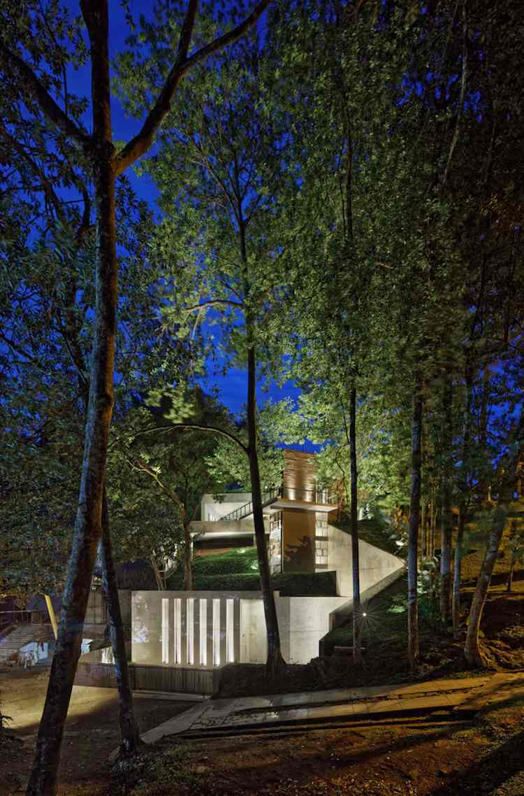 Nachtbeleuchtung Hauseingang im Wald Sichtbeton-Fassade