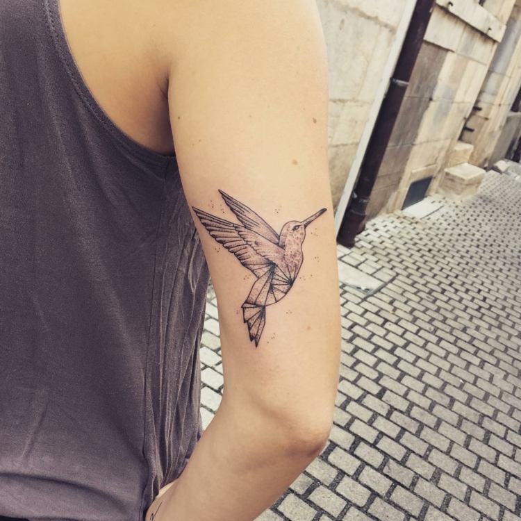 Oberarm Tattoo Idee mit Kolibri und geometrischem Design
