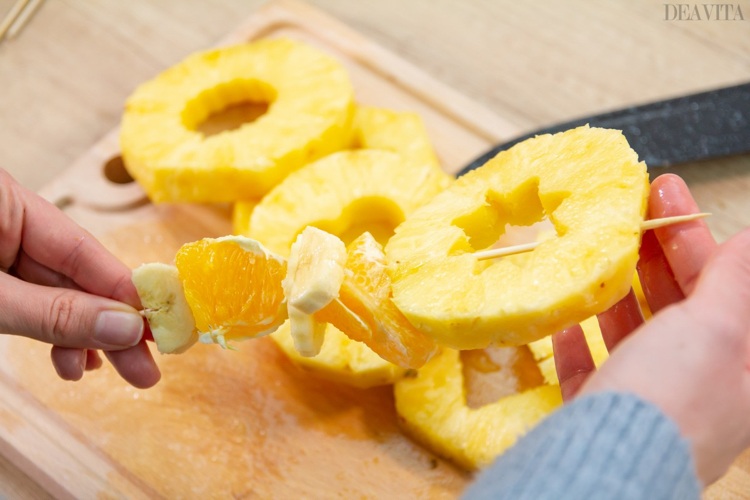 Obst am Spieß Ananas, Banane und Orangen