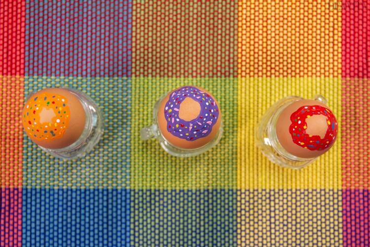 Ostereier lustig bemalen Donuts mit Acrylfarbe malen