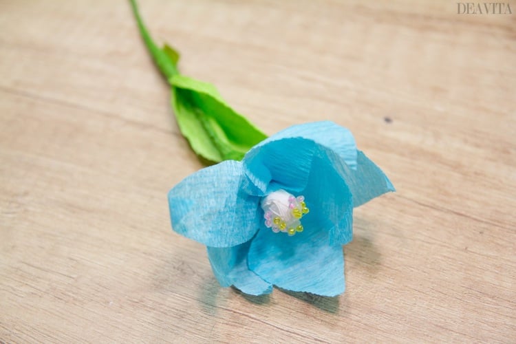 Papierblumen basteln Rose Krepppapier blau falten kleben