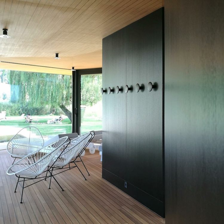 Pavillon mit festem Dach Holzverkleidung in Schwarz Kleiderhaken an der Wand