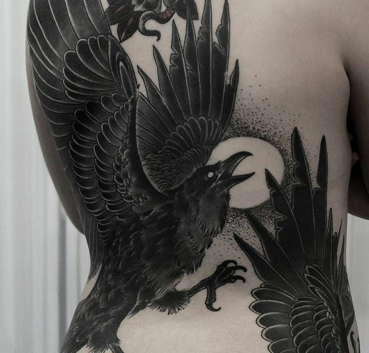Rücken Tattoo mit schwarzen Raben und Mond