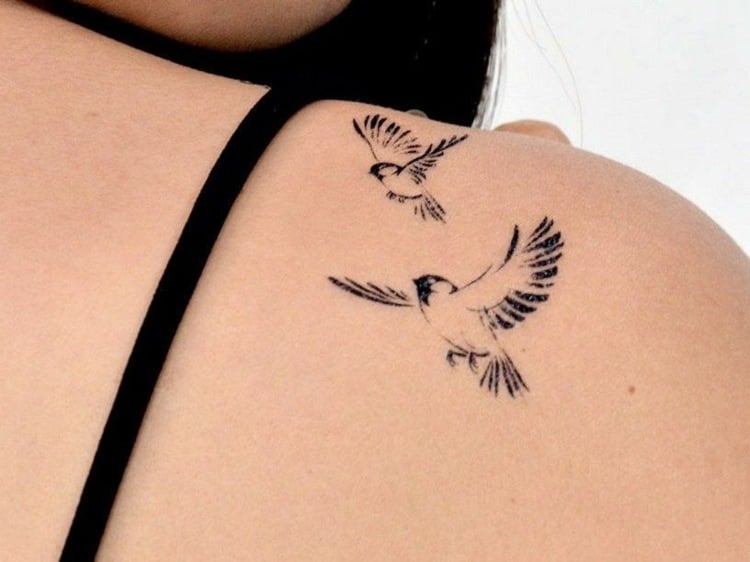 Schulter Tattoo fliegende Maisen für Frauen