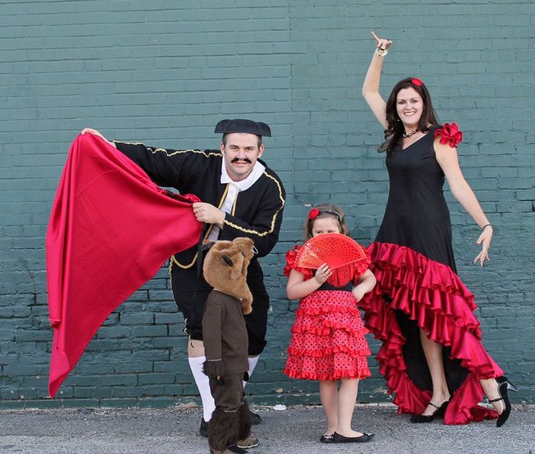 Spanier Kostüm für Familie mit zwei Kindern Torero Flamenco Tänzerinnen und Bulle