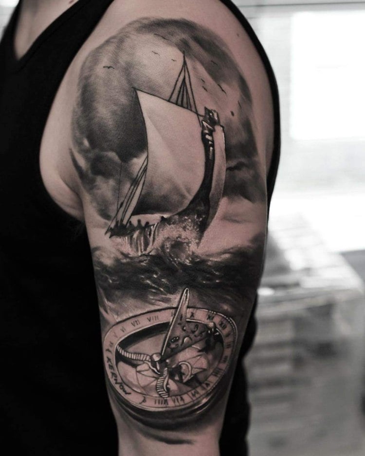 Tattoo Oberarm Wikingerschiff Meer Kompass