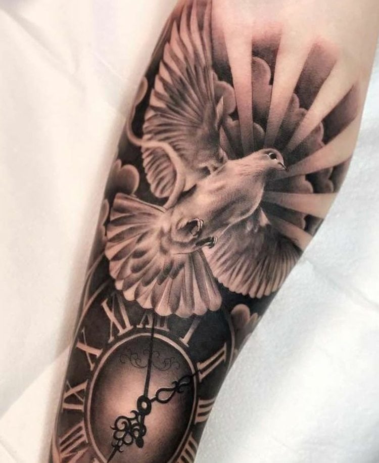 Tattoo mit Taube und Uhr mit Bedeutung Frieden