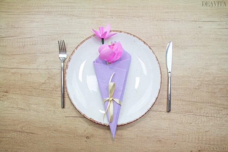 Tischdeko zu Ostern schöner Serviettenstrauß mit Blumen