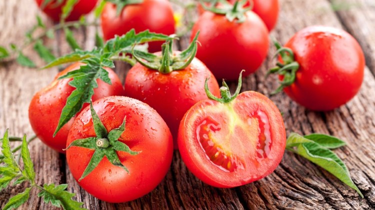 Tomaten und Kartoffeln bei Jucken und Tomatenblätter zum Verscheuchen von Mücken