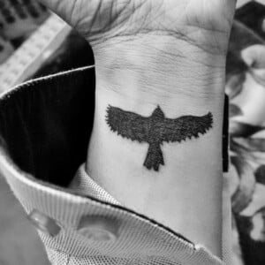 Vogel Tattoo als Silhouette auf dem Handgelenk Adler in Schwarz