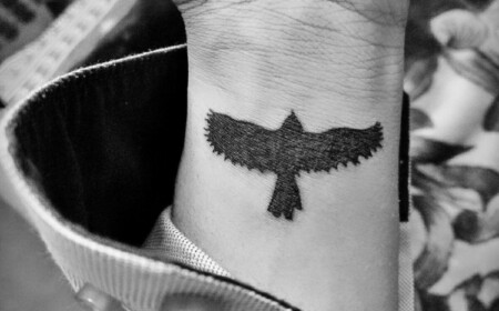 Vogel Tattoo als Silhouette auf dem Handgelenk Adler in Schwarz