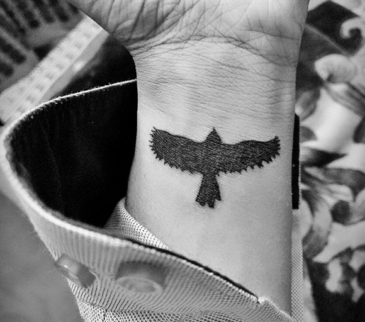 Vogel Tattoo als Silhouette auf dem Handgelenk Adler in Schwarz
