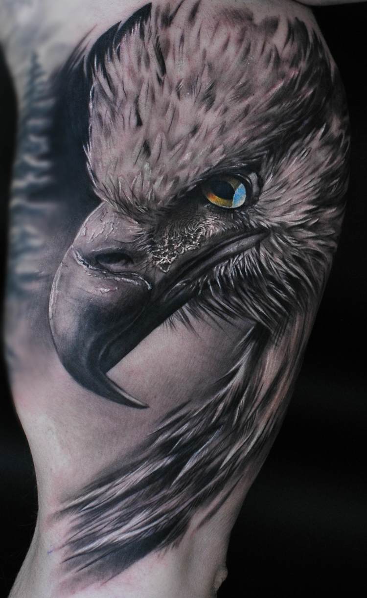 Vogel Tattoo beeindruckender Adler mit farbigem Auge in 3D