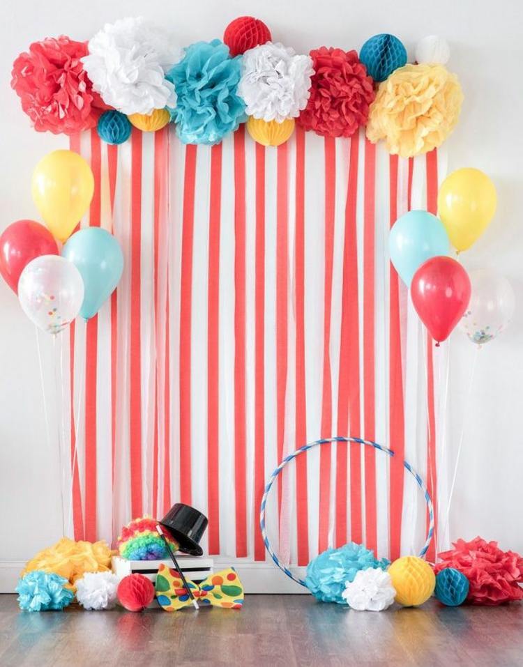 Wand gestalten mit Zirkusthema Fotowand Reifen Luftballons Helium Vorhang