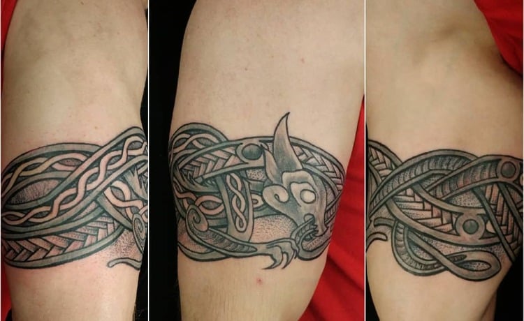 Wikinger Armreif Tattoo mit Drachen Oberarm Mann