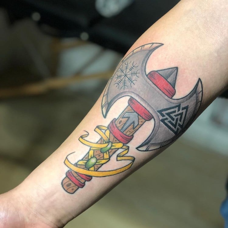 Wikinger Axt Tattoo bunt mit weiteren Symbolen Kombiniert Unterarm